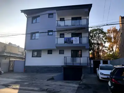 Vanzare apartament Sector 2 Bucuresti bloc cu masina neagra